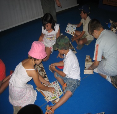Niños jugando a un juego en inglés en la escuela de verano